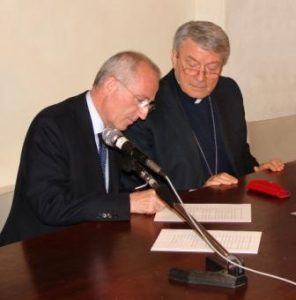 Il presidente della Fondazione Bonoris, Mario Taccolini e il vescovo di Mantova, mons. Roberto Busti, firmano l'intesa per la realizzazione di due progetti di solidarietà
